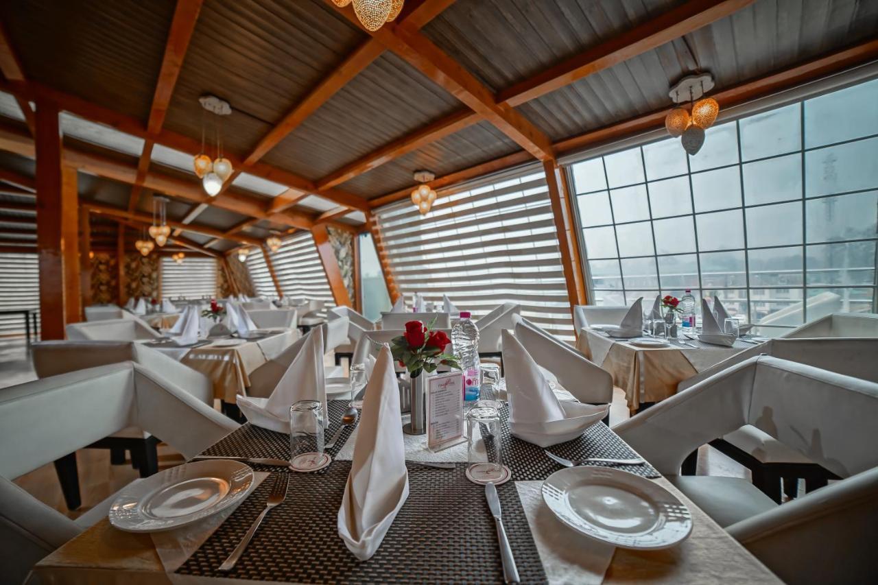 Hotel Rose Petal Srinagar Екстериор снимка