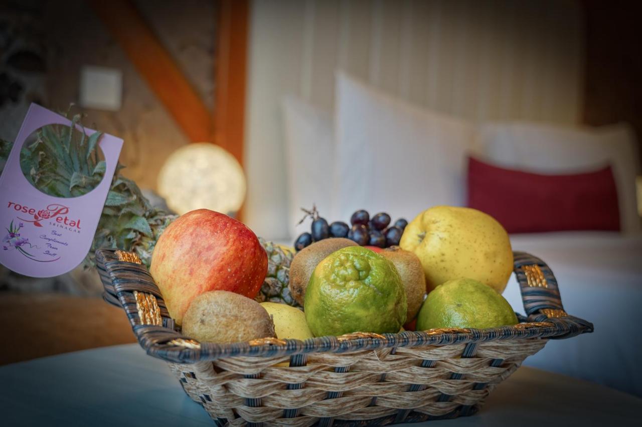 Hotel Rose Petal Srinagar Екстериор снимка