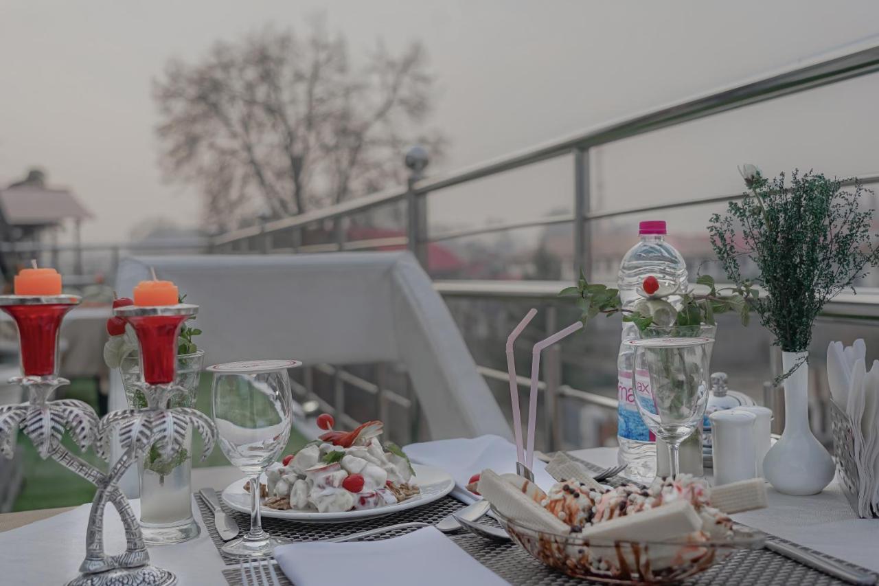 Hotel Rose Petal Srinagar Екстериор снимка