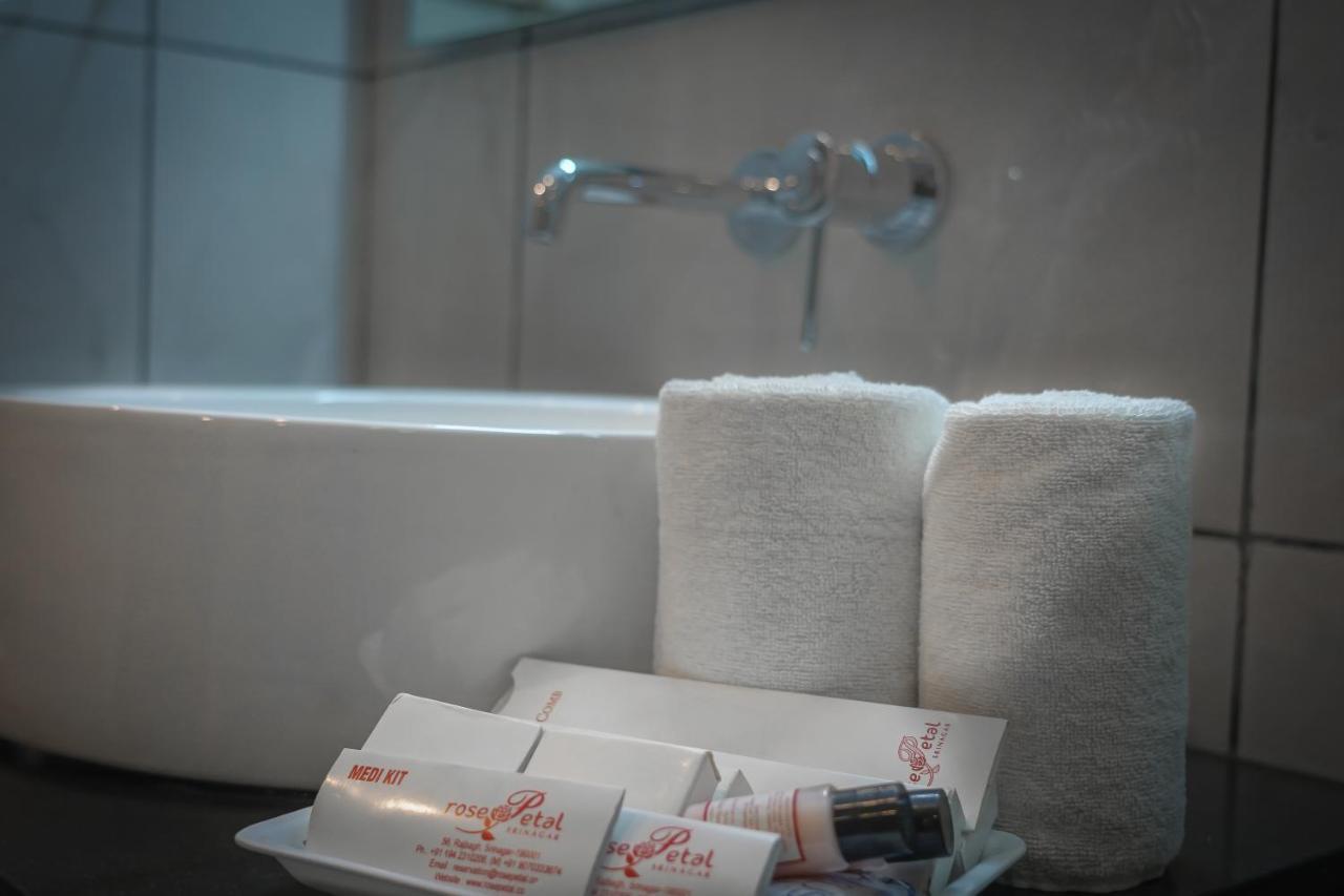 Hotel Rose Petal Srinagar Екстериор снимка