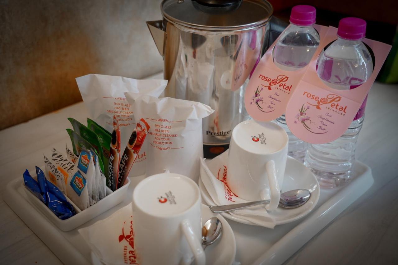 Hotel Rose Petal Srinagar Екстериор снимка