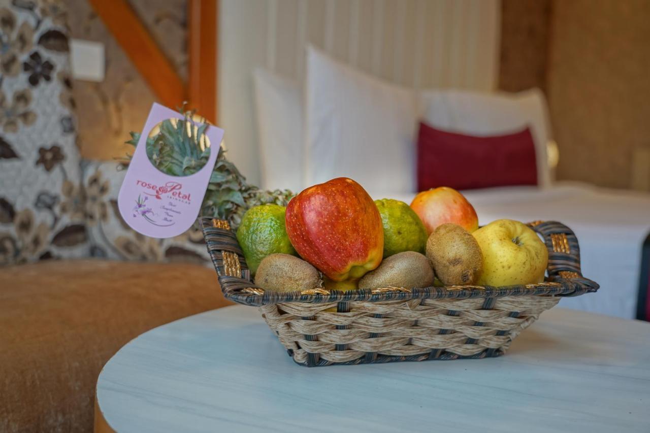 Hotel Rose Petal Srinagar Екстериор снимка